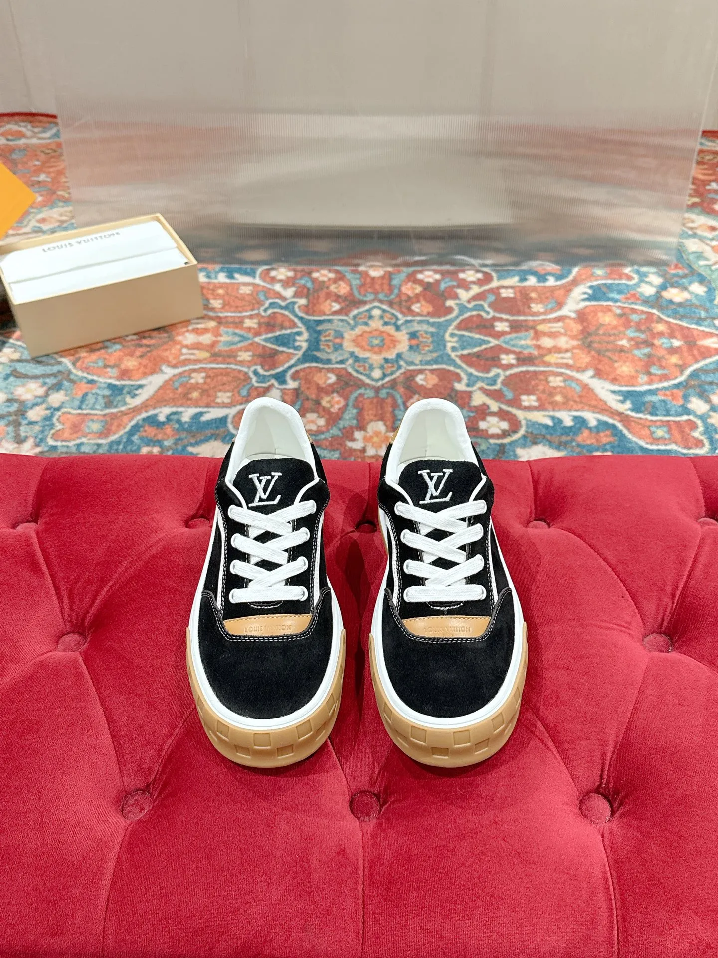 👟👟Ex-factory price 640👟👟 LV men's new tilt sneakers, classic catwalk style, air-glue technology, very comfortable on the feet. Luxurious materials, fine workmanship, European made English letters printed on the midsole, the upper is made of calfskin, the side is decorated with the brand LOGO and signature, the latest latex foot pads ➕ mesh lining, the foot feels super comfortable. Two-color TPU combination outsole. Packing process Goodyear stitched seam fabric: first-layer cowhide, lining: customized silky mesh lining-first-layer silk cowhide lining Bottom thickness: 0.5cm ☑️size: men's 39-44 (45 customized, non-returnable)